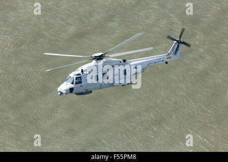 Königliche Niederlande-Marine-NH90-Hubschrauber fliegen über die Maas. Stockfoto