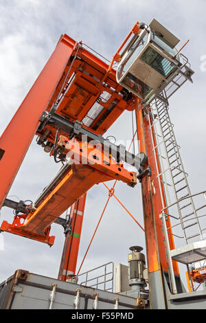 Straddle Carrier für bewegliche Behälter in ein Verschiffungshafen Stockfoto