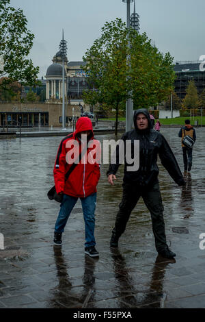 Bradford, Großbritannien. . Ein sehr nasser Tag in der Stadt von Bradford, West Yorkshire Stockfoto