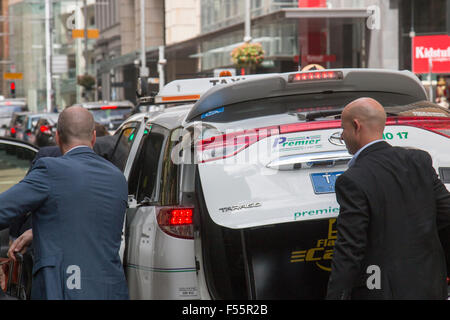 australische Taxi in George Street Sydney mit Geschäftsleuten erholt sich ihr Gepäck aus dem Kofferraum, Sydney, Australien Stockfoto