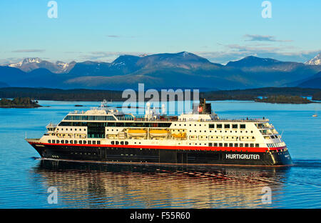 MS Midnatsol, Hurtigruten Passagier- und RoRo-Schiff, Fjord in Molde, Norwegen Stockfoto