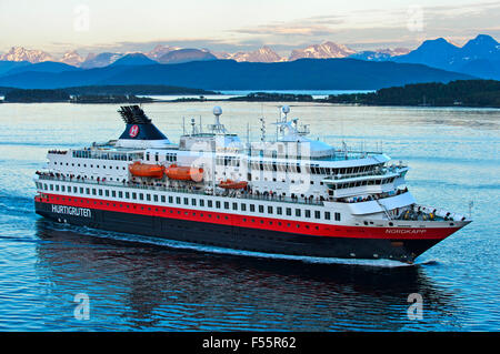 MS Midnatsol, Hurtigruten Passagier- und RoRo-Schiff, Fjord in Molde, Norwegen Stockfoto