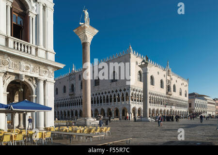 Piazzetta San Marco, Bibliothek und Säule des Marcus Aurelius, Dogenpalast hinter San Marco, Venedig, Venezia, Veneto Stockfoto