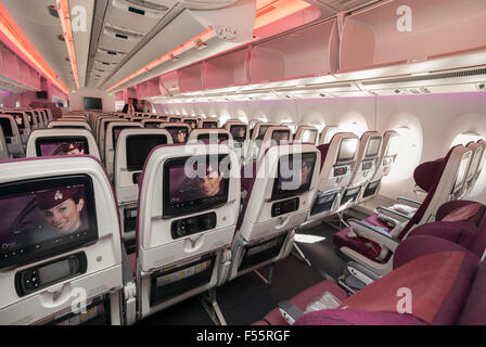 Economy Class Sitze in ein Qatar Airways Airbus A350 XWB Stockfoto