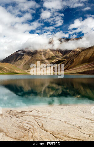 Indien, Himachal Pradesh, Spiti, Chandra Taal, Full Moon Lake, am frühen Morgen, sandige Seeufer Stockfoto