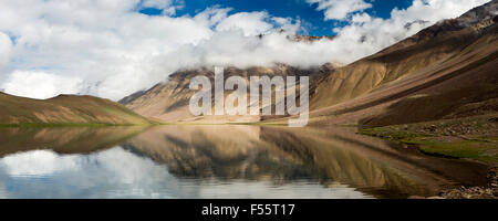 Indien, Himachal Pradesh, Spiti, Chandra Taal, Full Moon Lake shore am frühen Morgen, Panorama Stockfoto