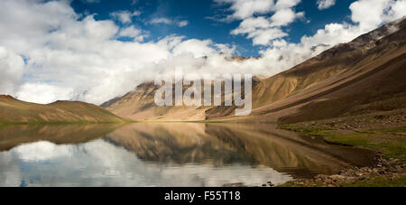 Indien, Himachal Pradesh, Spiti, Chandra Taal, Full Moon Lake shore am frühen Morgen, Panorama Stockfoto