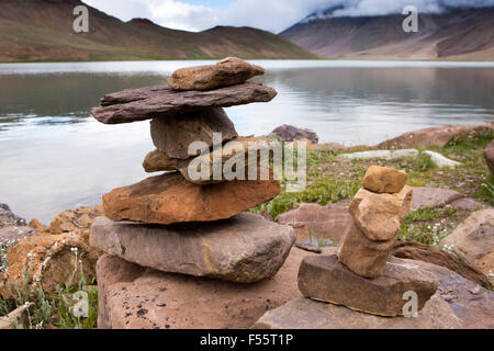 Indien, Himachal Pradesh, Spiti, Chandra Taal, Full Moon Lake, Stein am frühen Morgen, Cairns am Seeufer Stockfoto