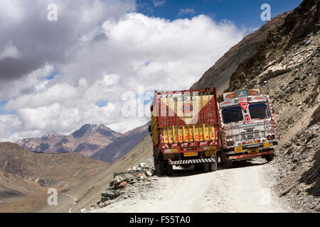 Indien, Himachal Pradesh, Spiti, Kunzum La pass zwei Lastwagen vorbei auf sehr schmale Bergstraße Stockfoto