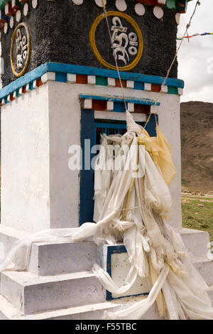 Losar, Kata gebunden an buddhistischen Chorten auf Weg nach La Kunzum-Pass, Spiti, Himachal Pradesh, Indien Stockfoto