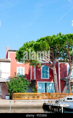 Waterfront-Gebäude und Yachten in Port Grimaud, Côte d ' Azur, Frankreich Stockfoto