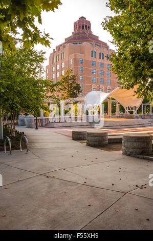 Das Rathaus von Asheville mit Blick auf den Pack Square Park ist ein historisches Wahrzeichen der Art déco-Architektur in den Blue Ridge Mountains. (USA) Stockfoto