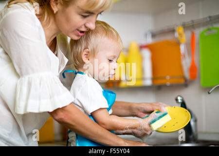 Mutter lehrt ihren kleinen Kind Sohn, Wasch- Stockfoto