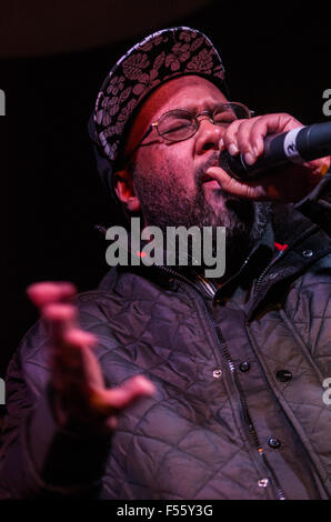 Newcastle, UK. 27. Oktober 2015. Mundwerk aus der Hip-Hop-Gruppe führt Blackalicious live bei The Cluny, Newcastle Upon Tyne, England am 27. Oktober 2015. Blackalicious ist ein US-amerikanisches Hip-Hop-Duo aus Sacramento, Kalifornien. Bestehend aus Rapper Mundwerk und DJ/Produzent Chief Xcel. Bildnachweis: Nicholas Wesson/Alamy Live-Nachrichten Stockfoto