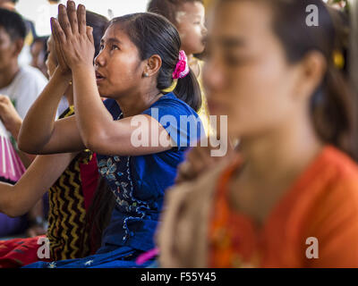 Thanlynn, Division in Yangon, Myanmar. 28. Oktober 2015. Frauen beten während Gedenktage des Thadingyut Kyaik Khauk Pagode. Das Thadingyut Festival, die Beleuchtung Festival von Myanmar, ist am Vollmondtag des birmanischen lunaren Monats des Thadingyut statt. Als ein Brauch ist es am Ende der buddhistischen Fastenzeit (Vassa) statt. Das Thadingyut Festival ist die Feier, die Buddha Abstieg vom Himmel begrüßen zu dürfen. © Jack Kurtz/ZUMA Draht/Alamy Live-Nachrichten Stockfoto