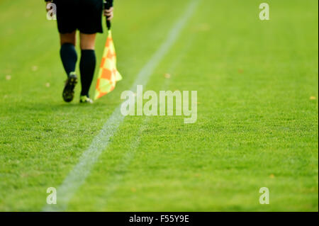 Schiedsrichter-Assistenten, die entlang der Seitenlinie während eines Fußballspiels Stockfoto