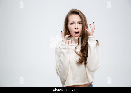 Porträt einer Angst Frau Blick in die Kamera auf einem weißen Hintergrund isoliert Stockfoto