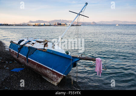 Beschädigte Schiff von Flüchtlingen am 14. Oktober 2015 in den Hafen der Insel Kos, Griechenland. Stockfoto