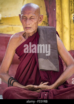 Thanlynn, Division in Yangon, Myanmar. 28. Oktober 2015. Ein Mönch in der Meditation während Gedenktage des Thadingyut Kyaik Khauk Pagode. Das Thadingyut Festival, die Beleuchtung Festival von Myanmar, ist am Vollmondtag des birmanischen lunaren Monats des Thadingyut statt. Als ein Brauch ist es am Ende der buddhistischen Fastenzeit (Vassa) statt. Das Thadingyut Festival ist die Feier, die Buddha Abstieg vom Himmel begrüßen zu dürfen. © Jack Kurtz/ZUMA Draht/Alamy Live-Nachrichten Stockfoto