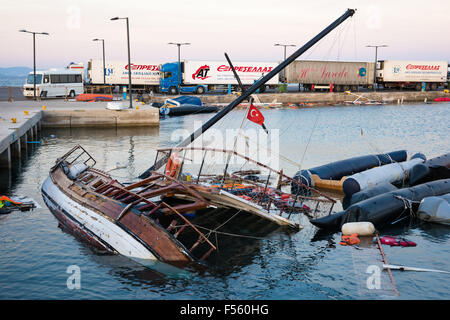 Halb versunkenen Schiff und beschädigte Boote am 14. Oktober 2015 in den Hafen von Kos Insel, Griechenland. Stockfoto