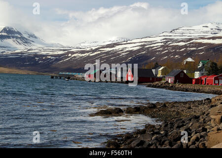 Traditionellen Fischerhäuser entlang der Küste Eskifjörður Ost-Island Stockfoto