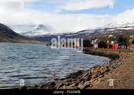 Traditionellen Fischerhäuser entlang der Küste Eskifjörður Ost-Island Stockfoto