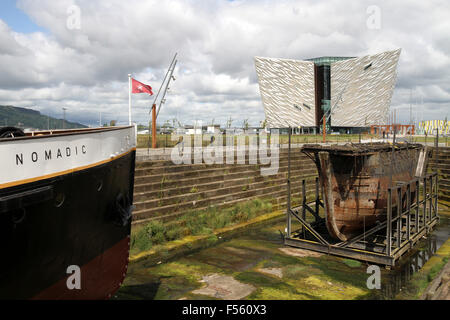 Die SS Nomadic in Hamilton Dock, Belfast mit der Titanic Besucherzentrum im Hintergrund. Stockfoto