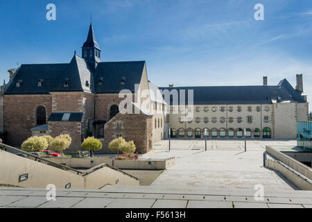 Zentrum des wirtschaftlichen und kulturellen Begegnungen in Dinan, Bretagne, Frankreich. Stockfoto