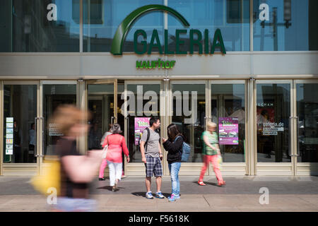 11.06.2015, Berlin, Berlin, Deutschland - Galeria Kaufhof GmbH (richtige Schreibweise: GALERIA) ist eine deutsche Warenhauskette in Europa und eines der führenden ihrer Branche. Die Galeria Kaufhof GmbH ist Teil der Metro AG. Im Juni 2015 kündigte Metro AG Galeria Kaufhof für 2,8 Milliarden Euro an die kanadische Hudson Bay zu verkaufen. 00Y150611D003CAROEX. JPG - nicht für den Verkauf in G E R M A N Y, A U S T R I A S W I T Z E R L A N D [MODEL-RELEASE: Nein, PROPERTY-RELEASE: kein (C) Caro Fotoagentur / Teich, http://www.caro-images.pl, info@carofoto.pl - bei der Verwendung des Bildes für nicht-journalistischen Pur Stockfoto