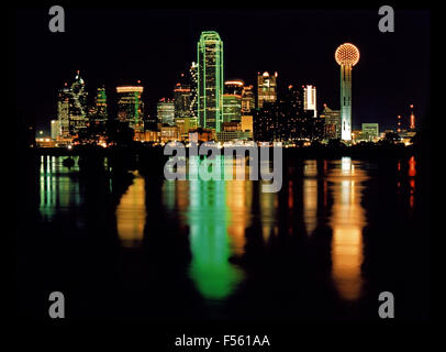 Dallas Texas Skyline spiegelt sich In überquellenden Trinity River Stockfoto