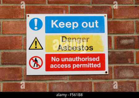 Ein Gefahrenzeichen für Asbest Gefahr Unterhalt aus England UK. Stockfoto