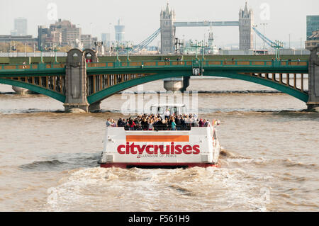 City Cruises Ausflugsschiff Jahrtausend des Friedens auf der Themse nähert sich Southwark Bridge mit Tower Bridge im Hintergrund Stockfoto