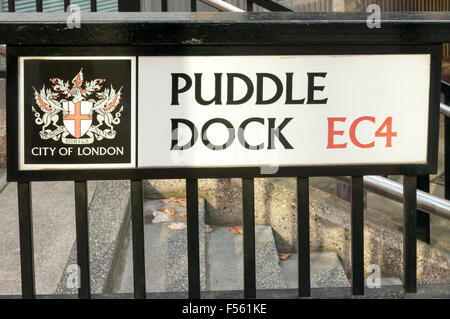 Straßenname Zeichen für Pfütze Dock in der City of London. Stockfoto