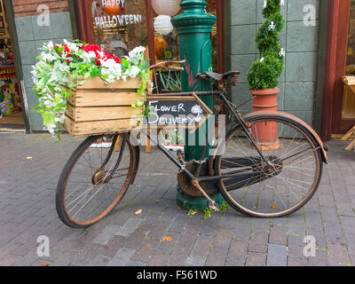 Ein altes altmodische "Handel" Fahrrad früher für Lieferungen jetzt Förderung Creme und braun Florist in Middlesbrough Stockfoto