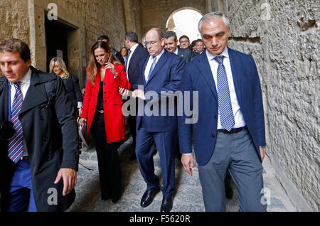 Neapel, Italien. 28. Oktober 2015. Fürst Albert II. von Monaco (C) besucht die Präsentation von Oliver Jude Ausstellung im Castel OVO in Naples il Principe Alberto di Monaco Inaugura la Mostra della Sua ex Guardia del Corpo Oliver Jude Nel Castel OVO di Napoli Credit: Agnfoto/Alamy Live-Nachrichten Stockfoto