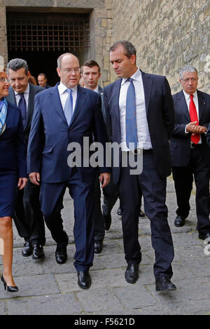 Neapel, Italien. 28. Oktober 2015. Fürst Albert II von Monaco (L), Neapel Mayor Luigi De Maistris (R) Teil an der Präsentation von Oliver Jude Ausstellung im Castel OVO in Naples il Principe Alberto di Monaco Inaugura la Mostra della Sua ex Guardia del Corpo Oliver Jude Nel Castel OVO di Napoli Credit: Agnfoto/Alamy Live-Nachrichten Stockfoto