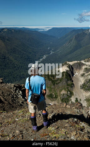 WASHINGTON - Wanderer mit Blick auf die Hoh River Valley von der Seite des Mount Carrie in der Bailey Palette der Olympic National Park. Stockfoto