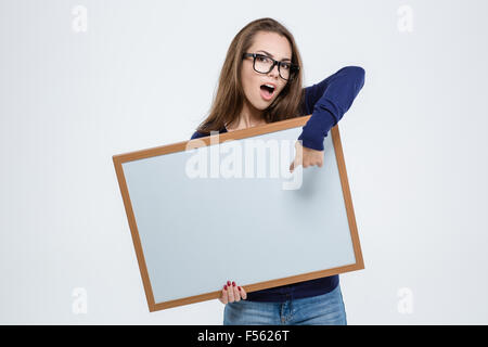 Porträt von eine nette schöne Frau Zeigefinger auf leere Brett isoliert auf weißem Hintergrund Stockfoto