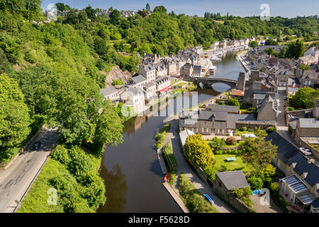 Luftaufnahme des Hafens von Dinan und des Flusses Rance, Bretagne Frankreich Stockfoto