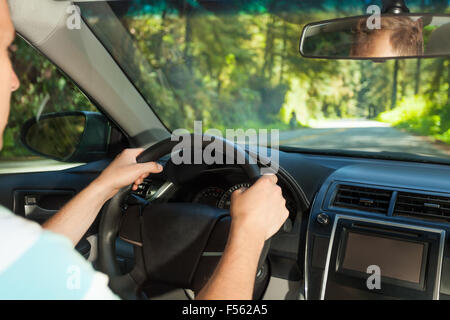 Treibenden Mann sitzt im Inneren des Autos in Redwood, USA Stockfoto