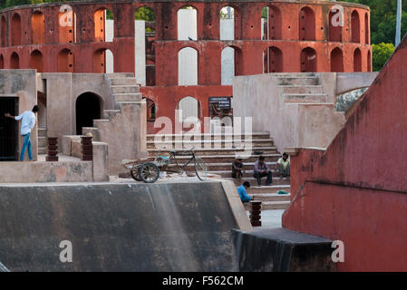 Jantar Mantar rote Farbe Formeln Instrumente Reconvention oder Rekonstruktion durch indische arbeiten in Neu-Delhi, Indien, Asien Stockfoto
