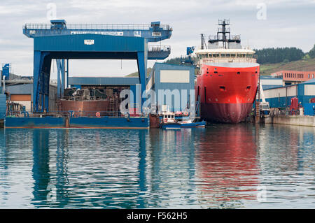 Rote Schiff in Balenciaga-Werft im Hafen Zumaia. Baskisches Land. Spanien. Stockfoto
