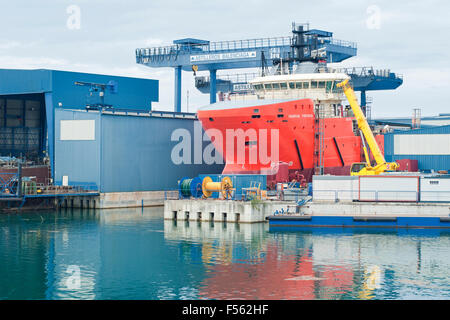 Rote Schiff in Balenciaga-Werft im Hafen Zumaia. Baskisches Land. Spanien. Stockfoto