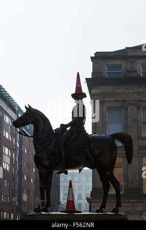 Duke of Wellington Glasgow Statue und Verkehrskegel auf der Kopfsilhouette, im Stadtzentrum, Royal Exchange Square / Queen Street, Schottland, Großbritannien Stockfoto