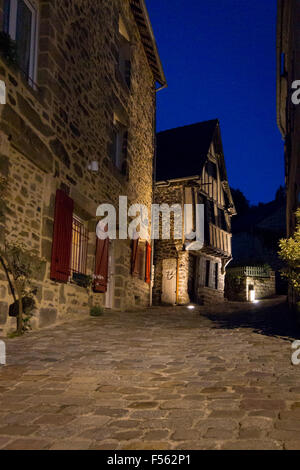 Blick auf einer gepflasterten mittelalterlichen Straße in der Nacht in Dinan, Bretagne, Frankreich Stockfoto