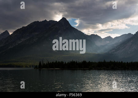 Sonnenlicht bricht durch Wolken über Paintbrush Canyon und Leigh Lake, Grand-Teton-Nationalpark, Wyoming Stockfoto