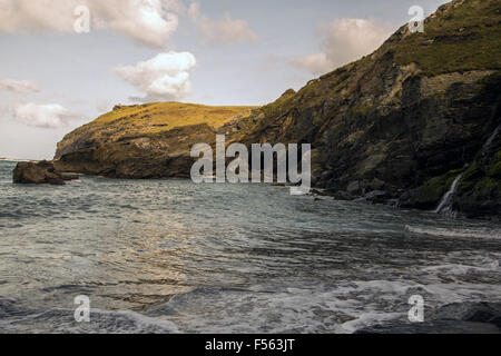 Eine dramatische North Cornwall Cliffscape und The Haven in Tintagel Castle Stockfoto