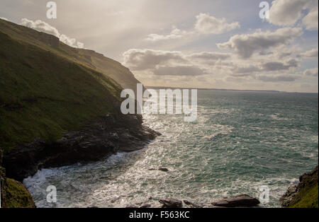 Eine dramatische North Cornwall Cliffscape fotografiert von Tintagel Castle in das Licht suchen. Stockfoto