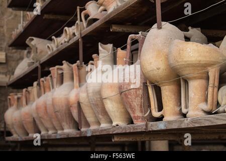 Keramik aus den Ausgrabungen von Pompeji, Italien ausgestellt Stockfoto