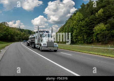 White-Benzin-Kraftstoff-LKW auf der Autobahn Stockfoto